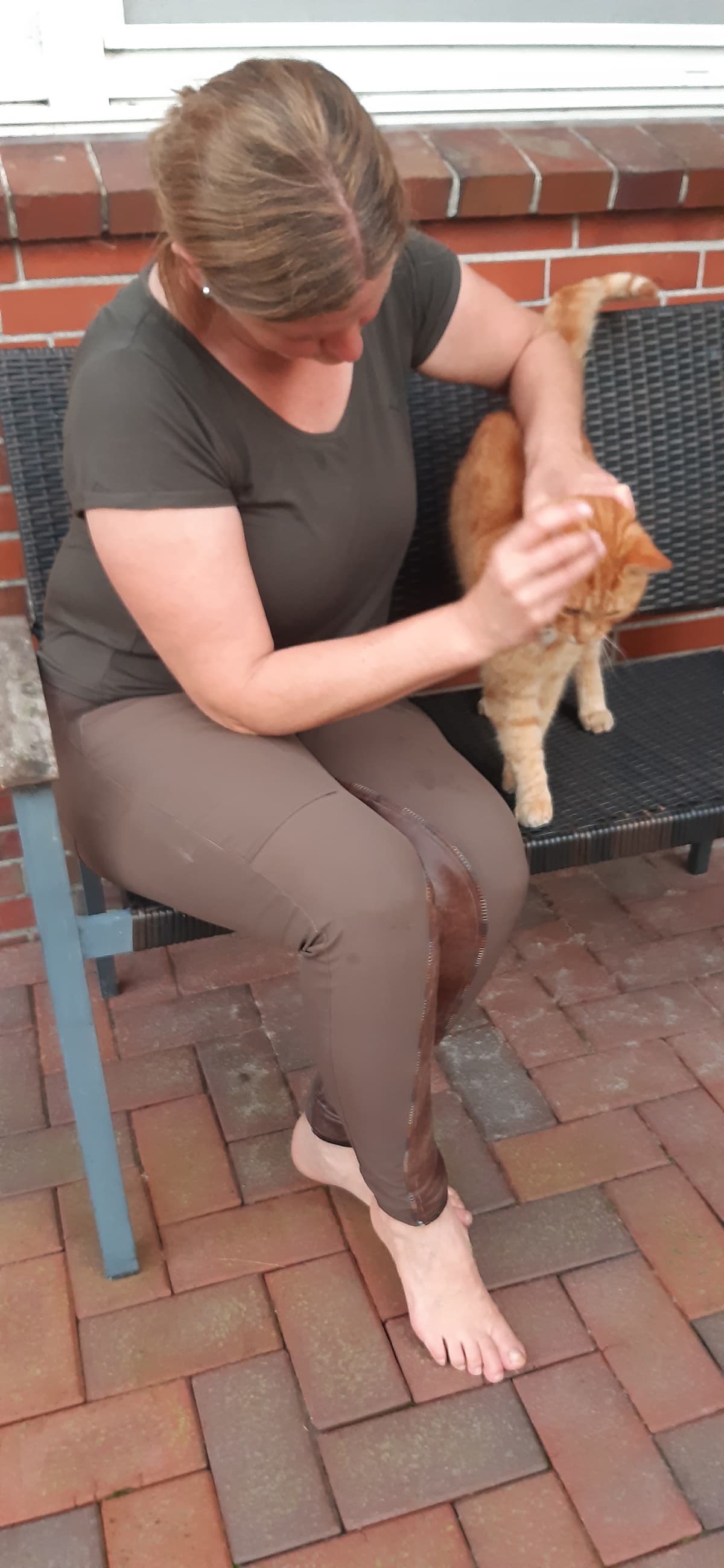 Angelika Janßen mit einer Katze in ihrer Praxis in Wittmund